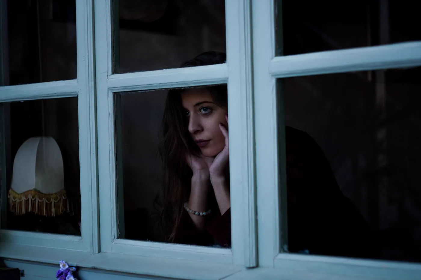 Frau allein, Fenster, Abend
