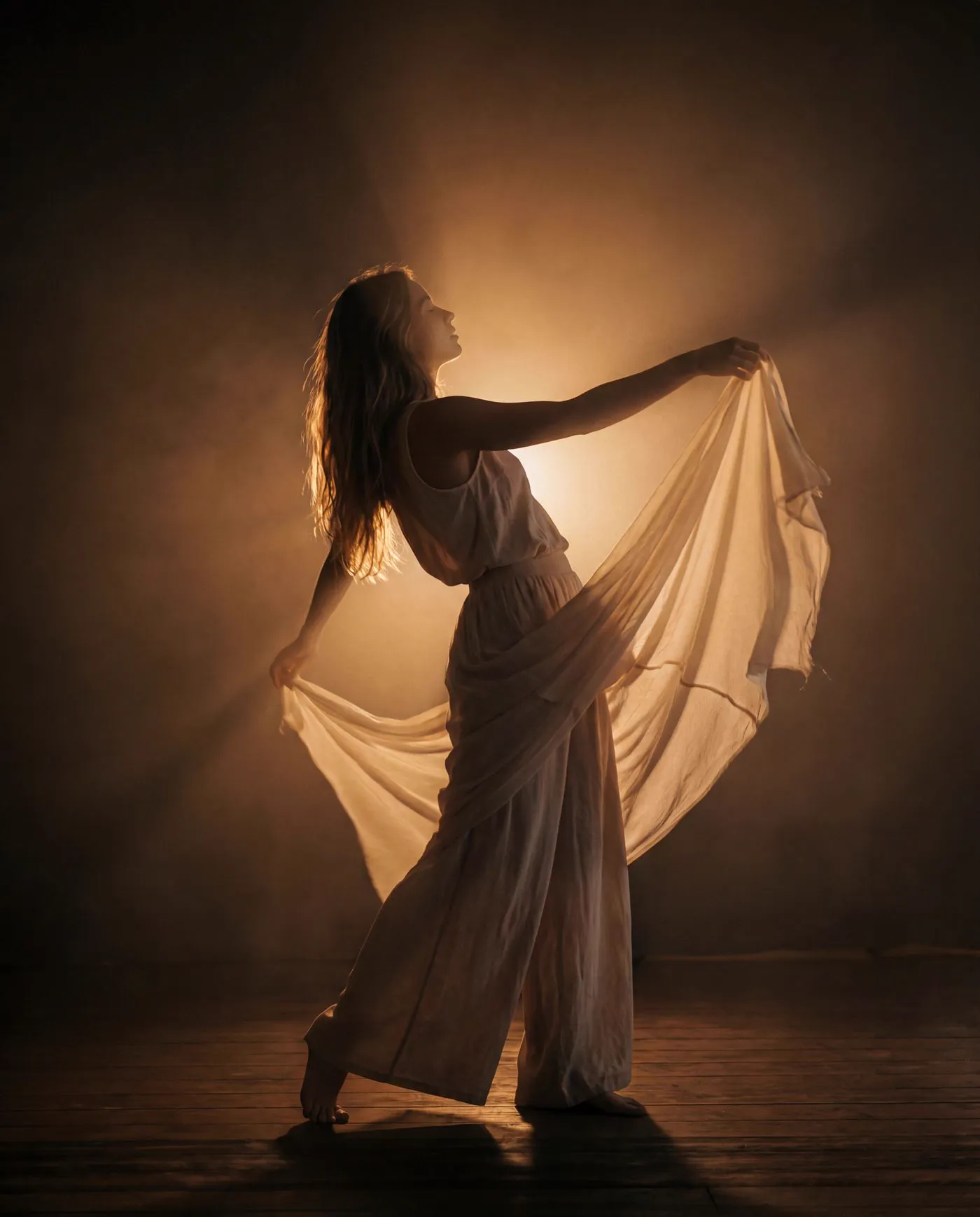 Frau in Bewegung, Kleid, Gegenlicht